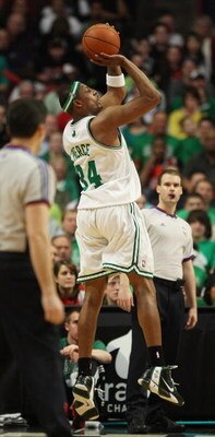 CHICAGO - MARCH 17: Paul Pierce #34 of the Boston Celtics puts up a shot against the Chicago Bulls on March 17, 2009 at the United Center in Chicago, Illinois. The Bulls defeated the Celtics 127-121. NOTE TO USER: User expressly acknowledges and agreees t
