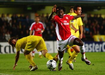 VILLARREAL, SPAIN - APRIL 07:  Emmanuel Adebayor of Arsenal has an attempt on goal during the UEFA Champions League quarter-final first leg match between Villarreal and Arsenal at the Madrigal Stadium on April 7, 2009 in Villarreal, Spain.  (Photo by Jami