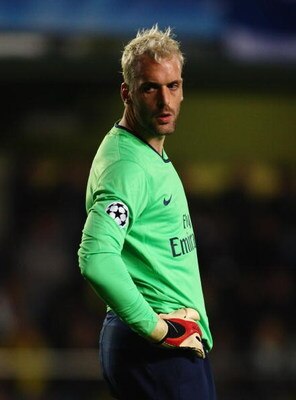 VILLARREAL, SPAIN - APRIL 07:  Goalkeeper Manuel Almunia of Arsenal looks on during the UEFA Champions League quarter-final first leg match between Villarreal and Arsenal at the Madrigal Stadium on April 7, 2009 in Villarreal, Spain.  (Photo by Jamie McDo