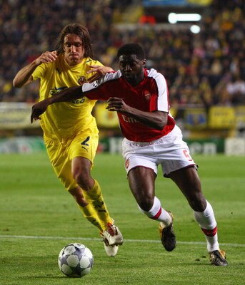 VILLARREAL, SPAIN - APRIL 07:  Gonzalo Rodriguez of Villarreal challenges Kolo Toure of Arsenal during the UEFA Champions League quarter-final first leg match between Villarreal and Arsenal at the Madrigal Stadium on April 7, 2009 in Villarreal, Spain.  (