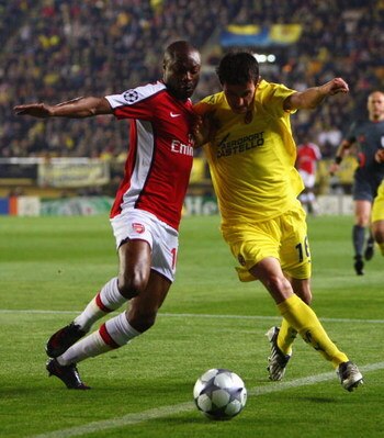 VILLARREAL, SPAIN - APRIL 07:  William Gallas of Arsenal challenges Joseba Llorente of Villarreal during the UEFA Champions League quarter-final first leg match between Villarreal and Arsenal at the Madrigal Stadium on April 7, 2009 in Villarreal, Spain. 
