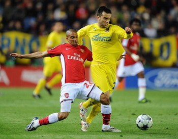 VILLARREAL, SPAIN - APRIL 07:  Gael Clichy of Arsenal challenges Giuseppe Rossi of Villarreal during the UEFA Champions League quarter-final first leg match between Villarreal and Arsenal at the Madrigal Stadium on April 7, 2009 in Villarreal, Spain.  (Ph