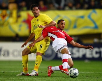 VILLARREAL, SPAIN - APRIL 07: Joan Capdevila of Villarreal challenges Theo Walcott of Arsenal during the UEFA Champions League quarter-final first leg match between Villarreal and Arsenal at the Madrigal Stadium on April 7, 2009 in Villarreal, Spain.  (Ph