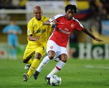 VILLARREAL, SPAIN - APRIL 07:  Marcos Senna of Villarreal challenges Alexandre Song Billong of Arsenal during the UEFA Champions League quarter-final first leg match between Villarreal and Arsenal at the Madrigal Stadium on April 7, 2009 in Villarreal, Sp