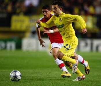 VILLARREAL, SPAIN - APRIL 07:  Denilson of Arsenal challenges Giuseppe Rossi of Villarreal during the UEFA Champions League quarter-final first leg match between Villarreal and Arsenal at the Madrigal Stadium on April 7, 2009 in Villarreal, Spain.  (Photo