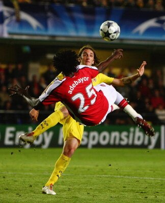 VILLARREAL, SPAIN - APRIL 07:  Emmanuel Adebayor of Arsenal scores his team's first goal during the UEFA Champions League quarter-final first leg match between Villarreal and Arsenal at the Madrigal Stadium on April 7, 2009 in Villarreal, Spain.  (Photo b
