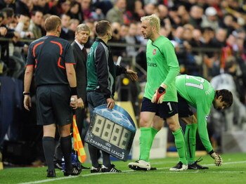 VILLARREAL, SPAIN - APRIL 07:  Goalkeeper Manuel Almunia of Arsenal is substituted during the UEFA Champions League quarter-final first leg match between Villarreal and Arsenal at the Madrigal Stadium on April 7, 2009 in Villarreal, Spain.  (Photo by Jasp