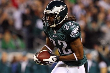 PHILADELPHIA - DECEMBER 15:  Asante Samuel #22 of the Philadelphia Eagles runs with the ball after an interception against the Cleveland Browns on December 15, 2008 at Lincoln Financial Field in Philadelphia, Pennsylvania. (Photo by Jim McIsaac/Getty Imag