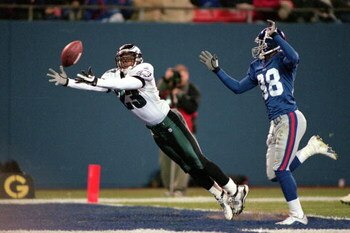 29 Oct 2000:  Troy Vincent #23 of the Philadelphia Eagles lesps to catch the ball as Ike Hilliard #88 of the New York Giants runs behind him during the game at the Giants Stadium in East Rutherford, New Jersey. The Giants defeated the Eagles 24-7. Mandato