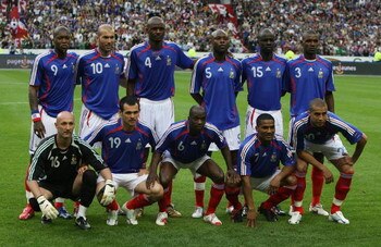 PARIS - MAY 27: The French team pose for a photograph during the international friendly match between France and Mexico at the Stade de France on May 27, 2006 in Paris, France.  (Photo by Clive Brunskill/Getty Images)