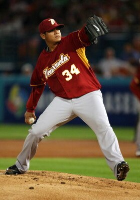 MIAMI - MARCH 16:  Starting pitcher Felix Hernandez #34 of Venezuela pitches against Puerto Rico during day 3 of round 2 of the World Baseball Classic at Dolphin Stadium on March 16, 2009 in Miami, Florida.  (Photo by Doug Benc/Getty Images)