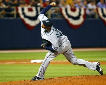 MINNEAPOLIS, MN - APRIL 6:  Felix Hernandez #34 of the Seattle Mariners pitches against the Minnesota Twins on Opening Day at the Metrodome on April 6, 2009 in Minneapolis, Minnesota. (Photo by Scott A. Schneider/Getty Images)