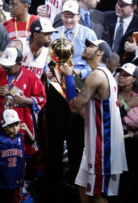 AUBURN HILLS, MI - JUNE 15:  Richard Hamilton #32 (L) and Rasheed Wallace #30 (R) of the Detroit Pistons celebrate by kissing the Larry O'Brien NBA Championship trophy after defeating the Los Angeles Lakers 100-87 in game five of the 2004 NBA Finals on Ju