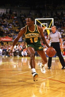 LOS ANGELES - 1987:  Nate McMillan #10 of the Seattle Supersonics dribble drives the ball during the 1989-1990 NBA season game at the Great Western Forum in Los Angeles, California.  (Photo by Rick Stewart/Getty Images)