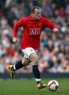 LONDON - MARCH 21: Wayne Rooney of Manchester United runs with the ball during the Barclays Premier League match between Fulham and Manchester United at Craven Cottage on March 21, 2009 in London, England. (Photo by Ryan Pierse/Getty Images)