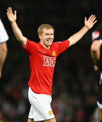 MANCHESTER, UNITED KINGDOM - FEBRUARY 18: Paul Scholes of Manchester United celebrates after scoring the opening goal during the Barclays Premier League match between Manchester United and Fulham at Old Trafford on February 18, 2009 in Manchester, Englan