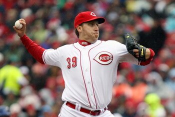 CINCINNATI, OH - APRIL 6: Starting pitcher Aaron Harang # 39 of the Cincinnati Reds pitches against the New York Mets during the first inning at Great American Ballpark on April 6, 2009 in Cincinnati, Ohio. (Photo by Mark Lyons/Getty Images)