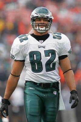 CLEVELAND - OCTOBER 24:  Tight end L.J. Smith #82 of the Philadelphia Eagles stands on the field during the game with the Cleveland Browns on October 24, 2004 at Cleveland Browns Stadium in Cleveland, Ohio. The Eagles defeated the Browns 34-31 in overtime
