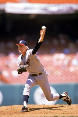1989:  Jerry Reuss of the Chicago White Sox makes the pitch during the 1989 season. (Photo by:  Mike Powell/Getty Images)
