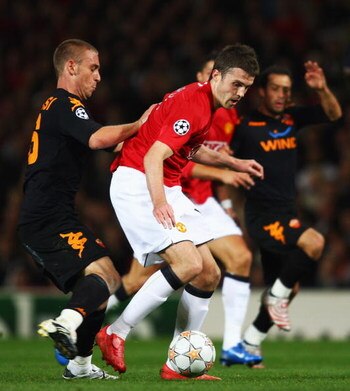 MANCHESTER, UNITED KINGDOM - OCTOBER 02:  Daniele De Rossi of AS Roma (L) challenges Michael Carrick of Manchester United during the UEFA Champions League Group F match between Manchester United and AS Roma at Old Trafford on October 2, 2007 in Manchester