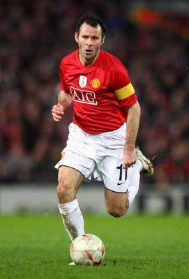 MANCHESTER, UNITED KINGDOM - MARCH 11:  Ryan Giggs of Manchester United in action during the UEFA Champions League Round of Sixteen, Second Leg match between Manchester United and Inter Milan at Old Trafford on March 11, 2009 in Manchester, England. (Phot