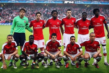 LONDON, ENGLAND - APRIL 15:  Arsenal line up before the UEFA Champions League Quarter-Final Second Leg match between Arsenal and Villarreal at the Emirates Stadium on April 15, 2009 in London, England.  (Photo by Hamish Blair/Getty Images)