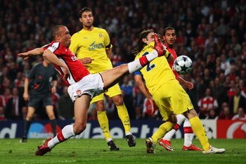 LONDON, ENGLAND - APRIL 15:  Mikael Silvestre of Arsenal stretches for the ball in front of Gonzalo Rodriguez of Villarreal during the UEFA Champions League Quarter Final Second Leg match between Arsenal and Villarreal at the Emirates Stadium on April 15,