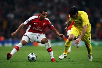 LONDON, ENGLAND - APRIL 15:  Theo Walcott of Arsenal wrong foots Joan Capdevila of Villarreal during the UEFA Champions League Quarter Final Second Leg match between Arsenal and Villarreal at the Emirates Stadium on April 15, 2009 in London, England.  (Ph