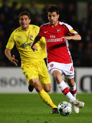 VILLARREAL, SPAIN - APRIL 07: Sebastian Eguren of Villarreal challenges Cesc Fabregas of Arsenal during the UEFA Champions League quarter-final first leg match between Villarreal and Arsenal at the Madrigal Stadium on April 7, 2009 in Villarreal, Spain.  
