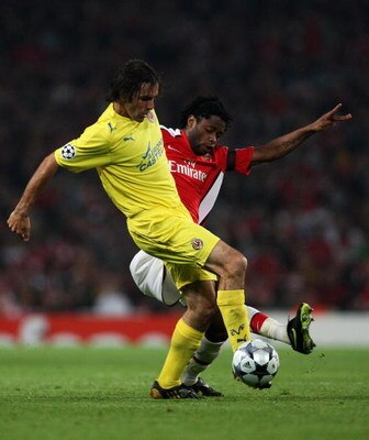 LONDON, ENGLAND - APRIL 15:  Alexandre Song of Arsenal battles for the ball with Robert Pires of Villarreal during the UEFA Champions League Quarter Final Second Leg match between Arsenal and Villarreal at the Emirates Stadium on April 15, 2009 in London,
