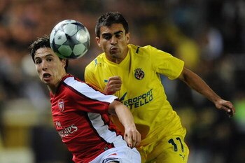 VILLARREAL, SPAIN - APRIL 07:  Ariel Ibagaza of Villarreal challenges Samir Nasri of Arsenal during the UEFA Champions League quarter-final first leg match between Villarreal and Arsenal at the Madrigal Stadium on April 7, 2009 in Villarreal, Spain.  (Pho