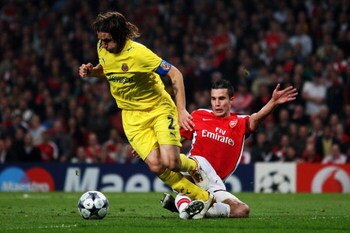 LONDON, ENGLAND - APRIL 15:  Robin Van Persie of Arsenal tackles Gonzalo Rodriguez of Villarreal during the UEFA Champions League Quarter Final Second Leg match between Arsenal and Villarreal at the Emirates Stadium on April 15, 2009 in London, England.  