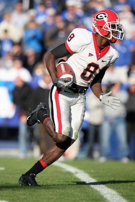 LEXINGTON, KY - NOVEMBER 8:  A.J. Green #8 of the Georgia Bulldogs runs with the ball during the game against the Kentucky Wildcats at Commonwealth Stadium on November 8, 2008 in Lexington, Kentucky. (Photo by Andy Lyons/Getty Images)