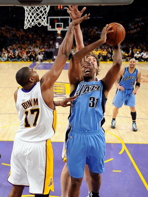 LOS ANGELES, CA - APRIL 19:  Jarron Collins #31 of the Utah Jazz goes up for a shot over Andrew Bynum #17 and Pau Gasol #16 of the Los Angeles Lakers in the second half of Game One of the Western Conference Quarterfinals during the 2009 NBA Playoffs at St