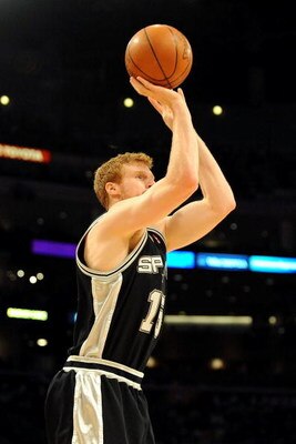 LOS ANGELES, CA - JANUARY 25:  Matt Bonner #15 of the San Antonio Spurs shoots the ball during the game against the Los Angeles Lakers at the Staples Center on January 25, 2009 in Los Angeles, California.  The Lakers defeated the Spurs 99-85.  NOTE TO USE