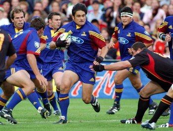 HAMILTON, NEW ZEALAND - FEBRUARY 22:  Taine Randell runs at the oposition with support from (L to R) Anton Oliver, Carl Hayman (3), Danny Lee and Carl Hoeft, as former Otago teamate Paul Miller attempts the tackle during the opening match of the 2003 Supe