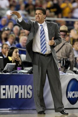 GLENDALE, AZ - MARCH 26:  Head Coach John Calipari of the Memphis Tigers adjusts his team against the Missouri Tigers in the Sweet 16 of the NCAA Division I Men's Basketball Tournament at the University of Phoenix Stadium on March 26, 2009 in Glendale, Ar