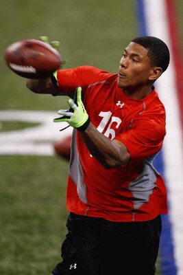 INDIANAPOLIS, IN - FEBRUARY 22:  Wide receiver Juaquin Iglesias of Oklahoma catches the football during the NFL Scouting Combine presented by Under Armour at Lucas Oil Stadium on February 22, 2009 in Indianapolis, Indiana. (Photo by Scott Boehm/Getty Imag