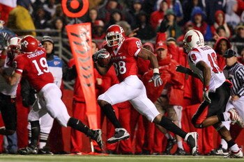 PISCATAWAY, NJ - DECEMBER 04:  Kenny Britt #88 of the Rutgers Scarlet Knights runs in the second touchdown during the second quarter against the Louisville Cardinals at Rutgers Stadium on December 4, 2008 in Piscataway, New Jersey.  (Photo by Jim McIsaac/