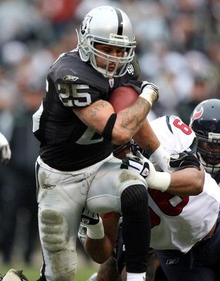 OAKLAND, CA - DECEMBER 21: Justin Fargas #25 of the Oakland Raiders runs against the Houston Texans during an NFL game on December 21, 2008 at the Oakland-Alameda County Coliseum in Oakland, California.  (Photo by Jed Jacobsohn/Getty Images)
