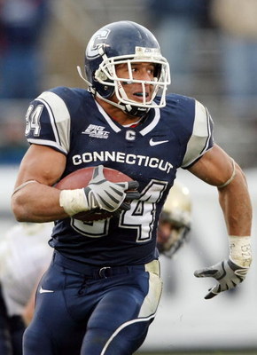 EAST HARTFORD, CT - DECEMBER 06: Donald Brown #34 of the Connecticut Huskies carries the ball in the second half against the Pittsburgh Panthers on December 6, 2008 at Rentschler Field in East Hartford, Connecticut. The Panthers defeated the Huskies 34-1