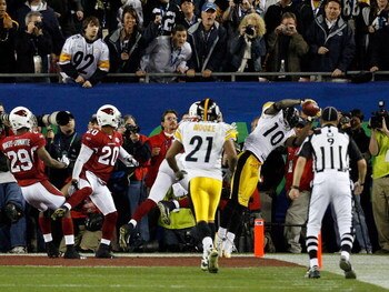 TAMPA, FL - FEBRUARY 01:  Santonio Holmes #10 of the Pittsburgh Steelers catches a 6-yard touchdown pass in the fourth quarter against the Arizona Cardinals during Super Bowl XLIII on February 1, 2009 at Raymond James Stadium in Tampa, Florida. The Steele
