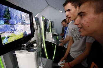 LEIPZIG, GERMANY - AUGUST 24:  Fair goers  test the Halo 3 at the computer games fair Games Convention 24 August, 2007 in Leipzig, Germany. Organisers of Europe's largest show for interactive entertainment expect 200,000 visitors during the event taking p