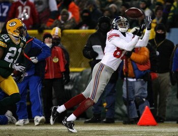 GREEN BAY, WI - JANUARY 20:  Wide receiver Amani Toomer #81 of the New York Giants makes a diving catch against the Green Bay Packers during the NFC championship game on January 20, 2008 at Lambeau Field in Green Bay, Wisconsin.  (Photo by Jonathan Daniel