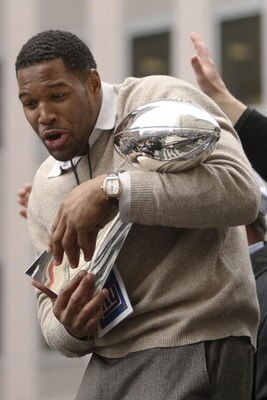 NEW YORK - FEBRUARY 05:  New York Giants defensive end Michael Strahan cradles the Vince Lombardi trophy during the New York Giants Superbowl XLII victory parade February 5, 2008 in New York City.  (Photo by Chris McGrath/Getty Images)