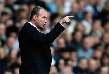 LONDON, ENGLAND - APRIL 19:  Manager of Newcastle United Alan Shearer shouts to his team during the Barclays Premier League match between Tottenham Hotspur and Newcastle United at White Hart Lane on April 19, 2009 in London, England.  (Photo by Paul Gilha
