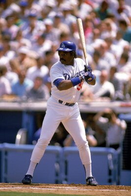LOS ANGELES - 1989:  Eddie Murray #33 of the Los Angeles Dodgers readies for the pitch during the 1989 season game against the Chicago Cubs at Dodger Stadium in Los Angeles, California. (Photo by Mike Powell/Getty Images)