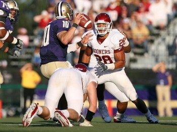 SEATTLE - SEPTEMBER 13:  Travis Lewis #28 of the Oklahoma Sooners defends the pass play during the game against the Washington Huskies on September 13, 2008 at Husky Stadium in Seattle, Washington. The Sooners defeated the Huskies 55-14.(Photo by Otto Gre