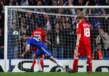 LONDON, ENGLAND - APRIL 14:  Frank Lampard of Chelsea scores his team's third goal during the UEFA Champions League Quarter Final Second Leg match between Chelsea and Liverpool at Stamford Bridge on April 14, 2009 in London, England.  (Photo by Ryan Piers