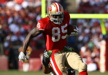 SAN FRANCISCO - OCTOBER 26:  Tight end Vernon Davis #85 of the San Francisco 49ers carries the ball in the third quarter against the Seattle Seahawks at Candlestick Park on October 26, 2008 in San Francisco, California. The Seahawks defeated the 49ers 34-